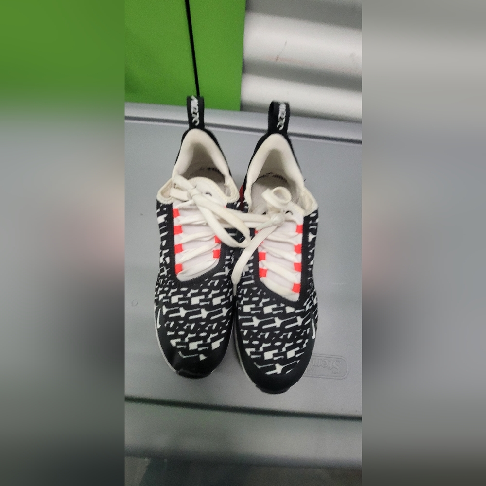 Nike 270.